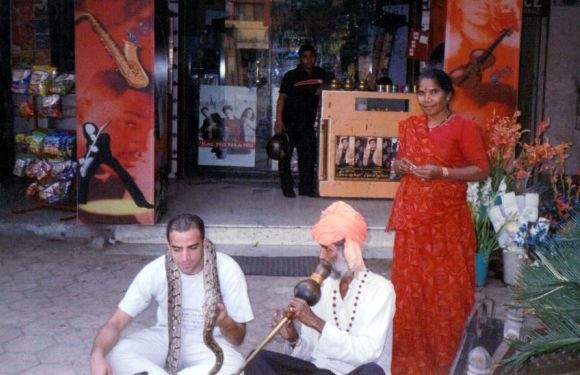 [encantador+serpientes+en+delhi.jpg]