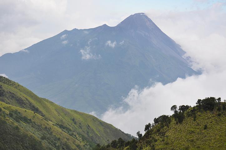 Flm Gunung Merapi Zumbara I | travelplusindonesia mbah maridjan bersujud dalam Flm Gunung Merapi Zumbara I | travelplusindonesia mbah maridjan bersujud dalam