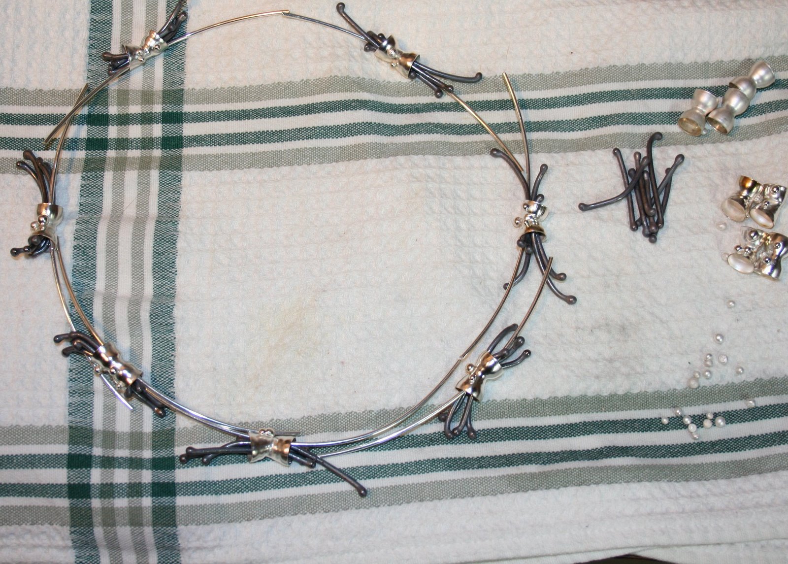 [jiggly+wart+necklace+004.JPG]