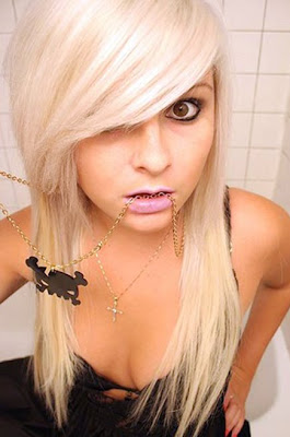 Sexy Girl on Hot Emo Girl With Beautiful Bleach Blonde Platinum Emo Hairstyle