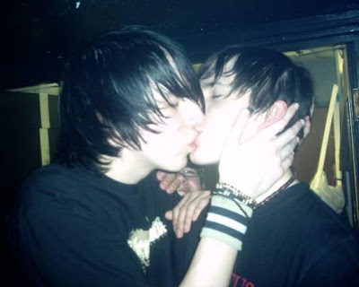 kesha kissing boy. emo oys kissing emo girls.