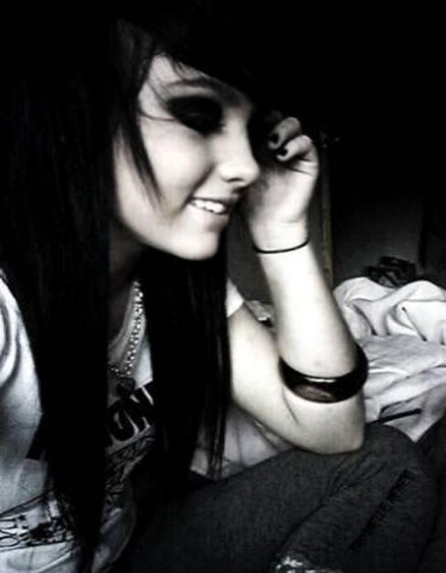 [brookelle-bones-cute-emo.jpg]