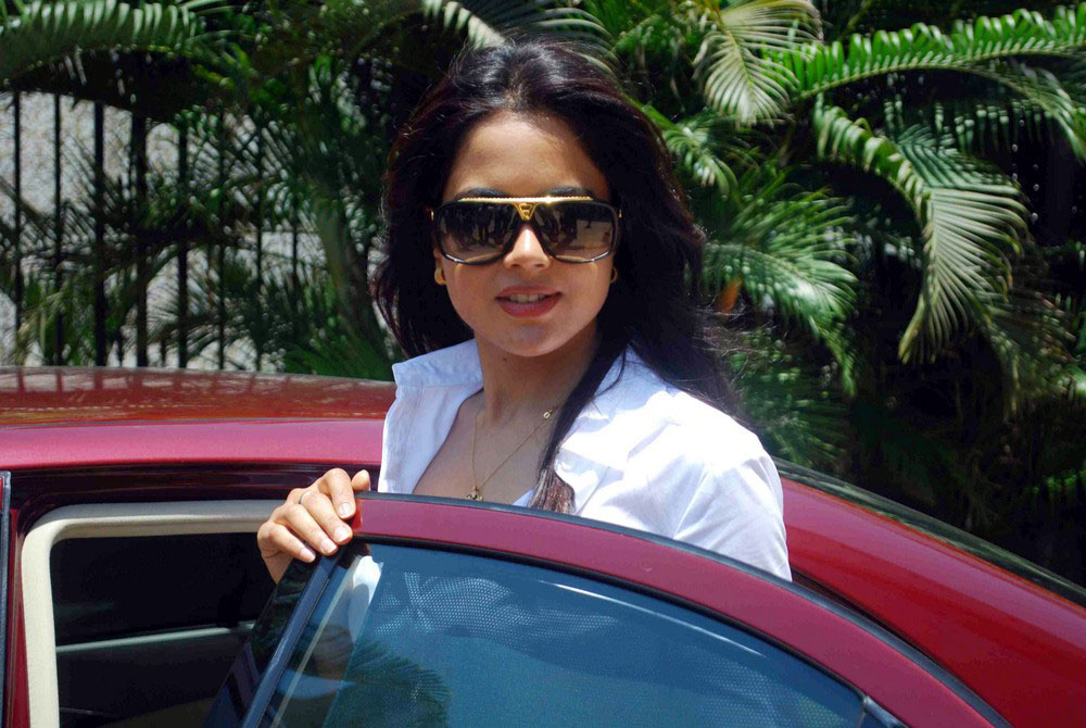 [Actress-Sameera-Reddy-hot-photos-in-white-123bolly-com-2.jpg]
