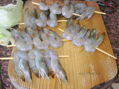 Brocheta de gambas antes de freir en la sartén con la mantequilla brocheta de gambas