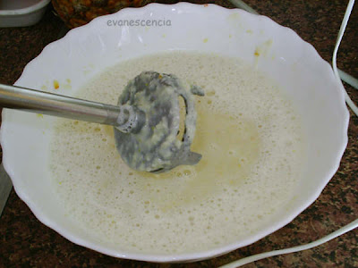 Batimos la mezcla de pan con la batidora batimos mezcla de pan con batidora