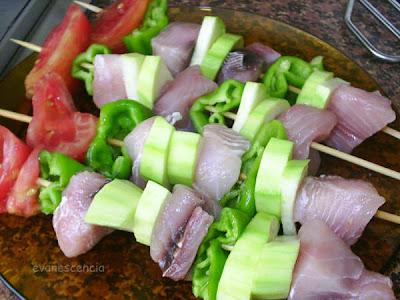 Preparamos las brochetas con el pez espada y verduras brochetas pez espada listas