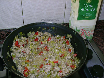 Hacemos la carne junto a las veduras y agregamos el vino blanco freimos la carne con las verduras