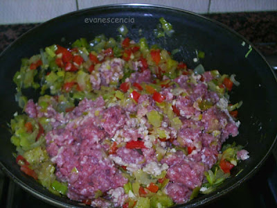 Añadimos la carne picada a las verduras añadir carne picada a las veduras