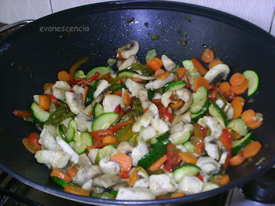 Freimos las verduras en un wok freimos las verduras en un wok