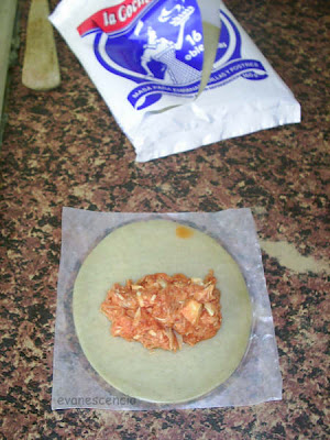 Ponemos en el centro de la empanadilla el relleno relleno encima de empanadillas
