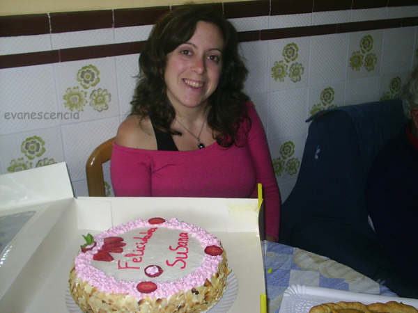 Mi hermana Susi junto a su tarta mi hermana junto a la tarta