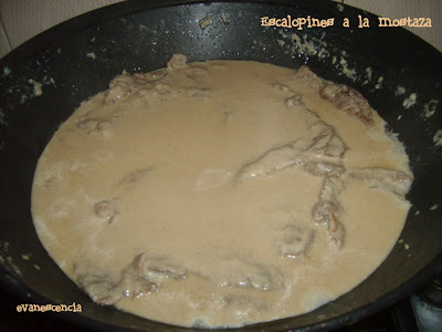 escalopines con salsa mostaza en sartén escalopines con salsa mostaza en sarten