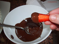 mojar fresas en chocolate fundido mojar fresas en chocolate
