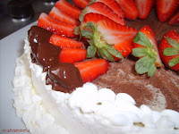 mojar trozo de fresas mojar fresas en chocolate