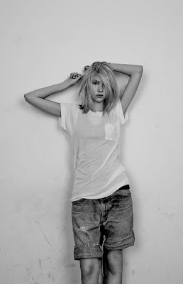 http://4.bp.blogspot.com/_2nuofLUC1VU/SgMrq33PkhI/AAAAAAAAAGA/KSyUlSXdfwE/s40
0/taylor-momsen-2.jpg