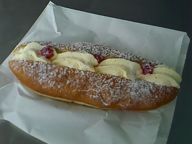 Cream-filled+doughnut+(breakfast).jpg
