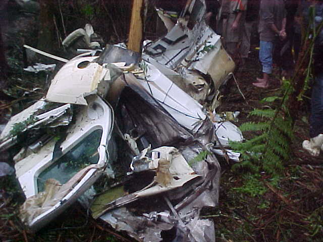 http://4.bp.blogspot.com/_2teWPWDNbU8/TVHhEfYP0GI/AAAAAAAAAFo/yhBaePabBUk/s1600/60AcidenteDeAviao-PedacosDoAviao.jpg