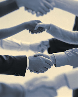 handshaking-315124723_std.jpg (737×909)