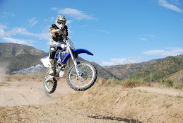 LUIS CON SU YAMAHA, T. F.