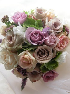 Oh I love these lilac wedding bouquets