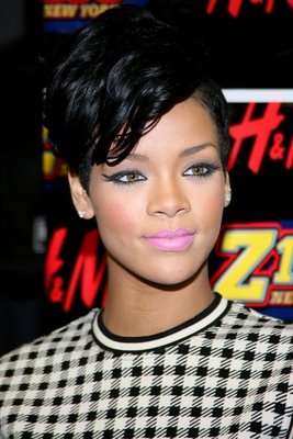 [Rihannas+trademark+hairstyles2.JPG]
