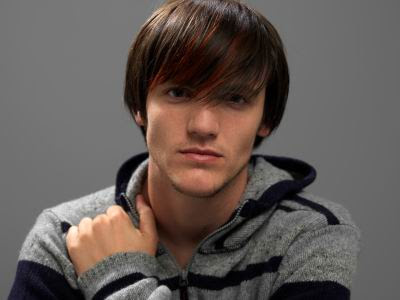 Emo hairstyles for men do not follow a particular fashion.