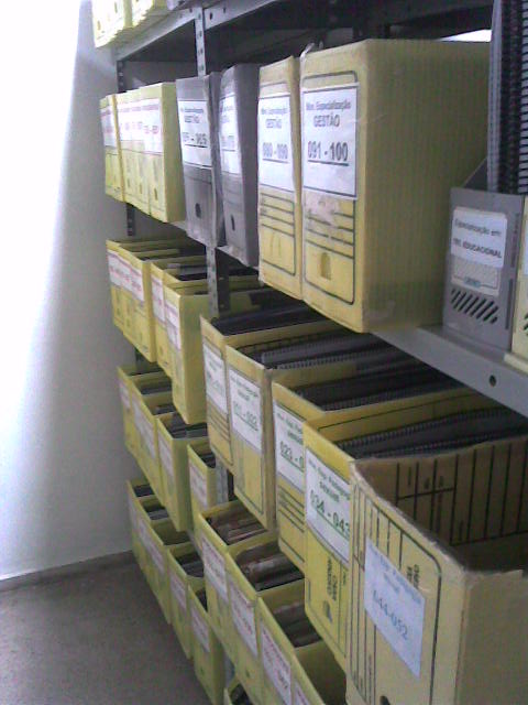 Caixas para armazenamento de periódicos.