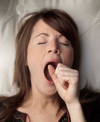 lady-yawning lady-yawning