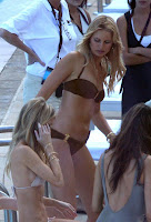 Victoria's Secret models in sexy bikinis