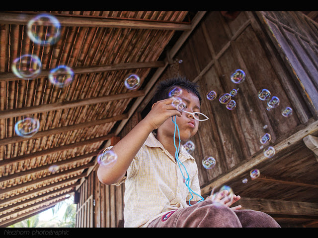 gambar Adam blows bubble