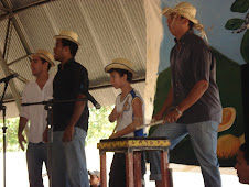 Aluno tocando instrumento regional (ganzá).