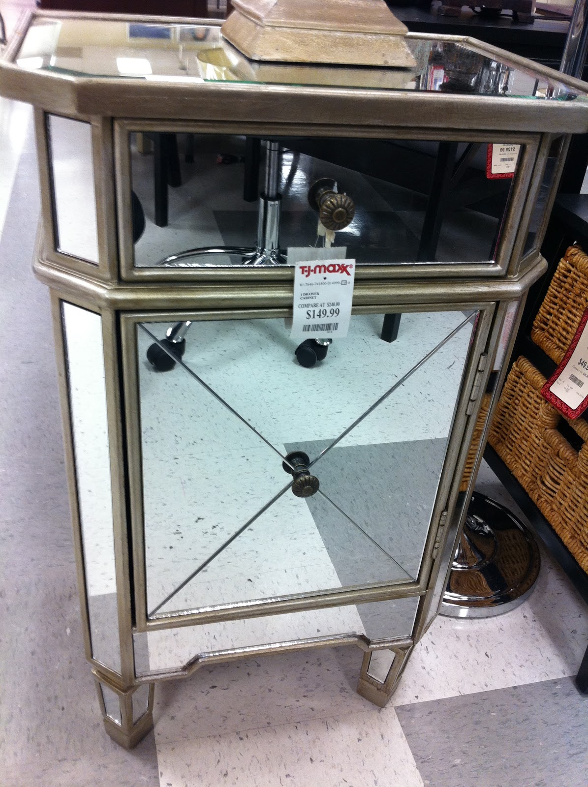 Luscious Life & Decor Luscious Mirrored Table