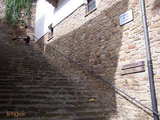 Escalera que da acceso al albergue: Calle de la Corte