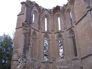 Vista del interior de la iglesia en ruinas