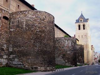 Murallas de León con la torre de San Isidoro al fondo