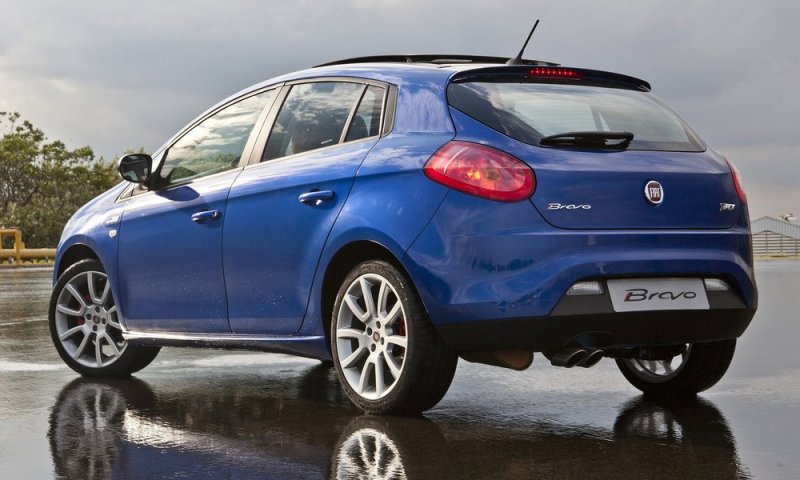 car news car reviews fiat bravo 2011 five door hatchback midsize mid size hatchback