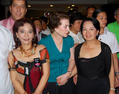 Dave Dewbre in back, Diana Limjoco, Helen Limjoco and President Gloria Macapagal Arroyo at the book launch of Gonegosyo's book,55 Inspiring Stories of Women Entrepreneurs