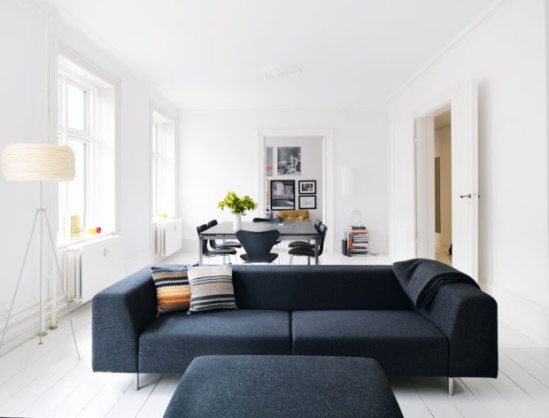 Anthrazit Couch mit weißem Untergrund | connys diary