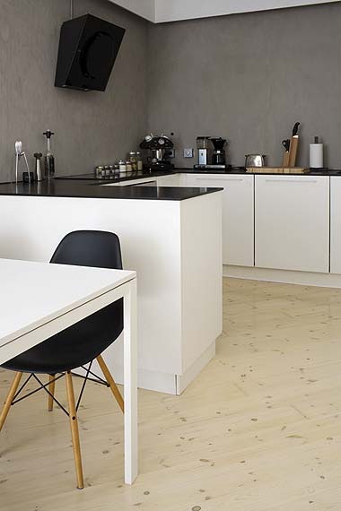 Weiße Küche mit grauer Rückwand | connys diary
