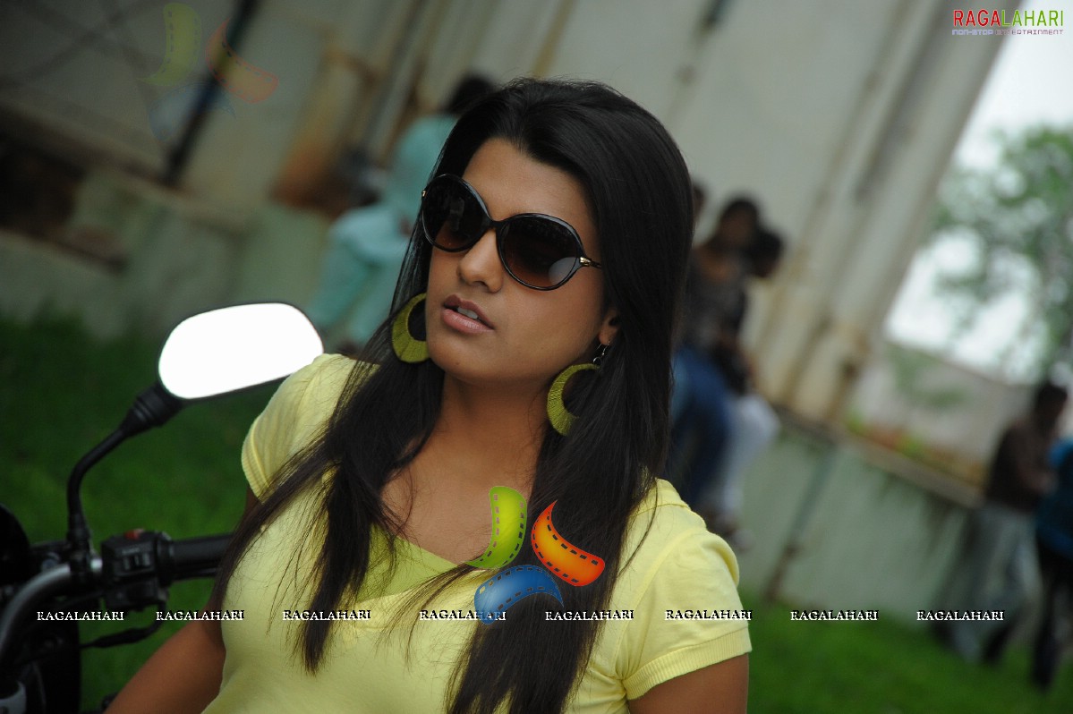 http://4.bp.blogspot.com/_3WvqqQCgVls/TSK7bCUbNaI/AAAAAAAABKw/at4e4S_HNiM/s1600/tashu-kaushik-graduate-high-resolution292.jpg