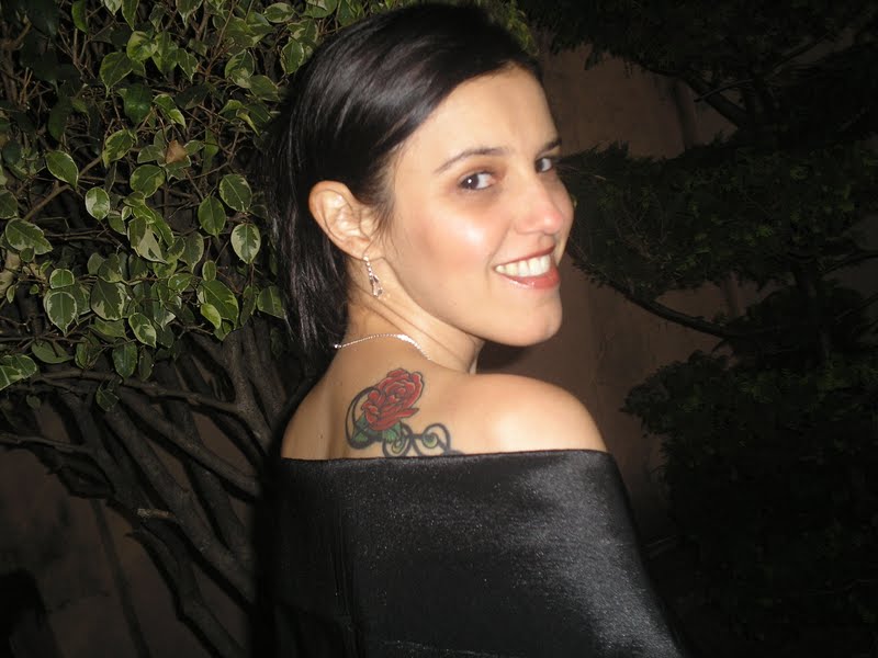Andréia exibindo a tattoo na sua missa de formatura. Andréia exibindo a tattoo na sua missa de formatura.