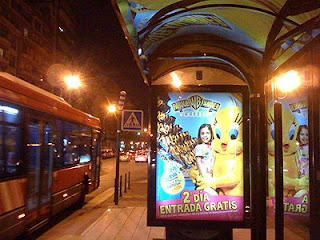 Foto del anuncio en parada de bus