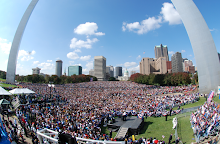 Obama speaks to 100,000 people under the Arch in St. Louis, Missouri