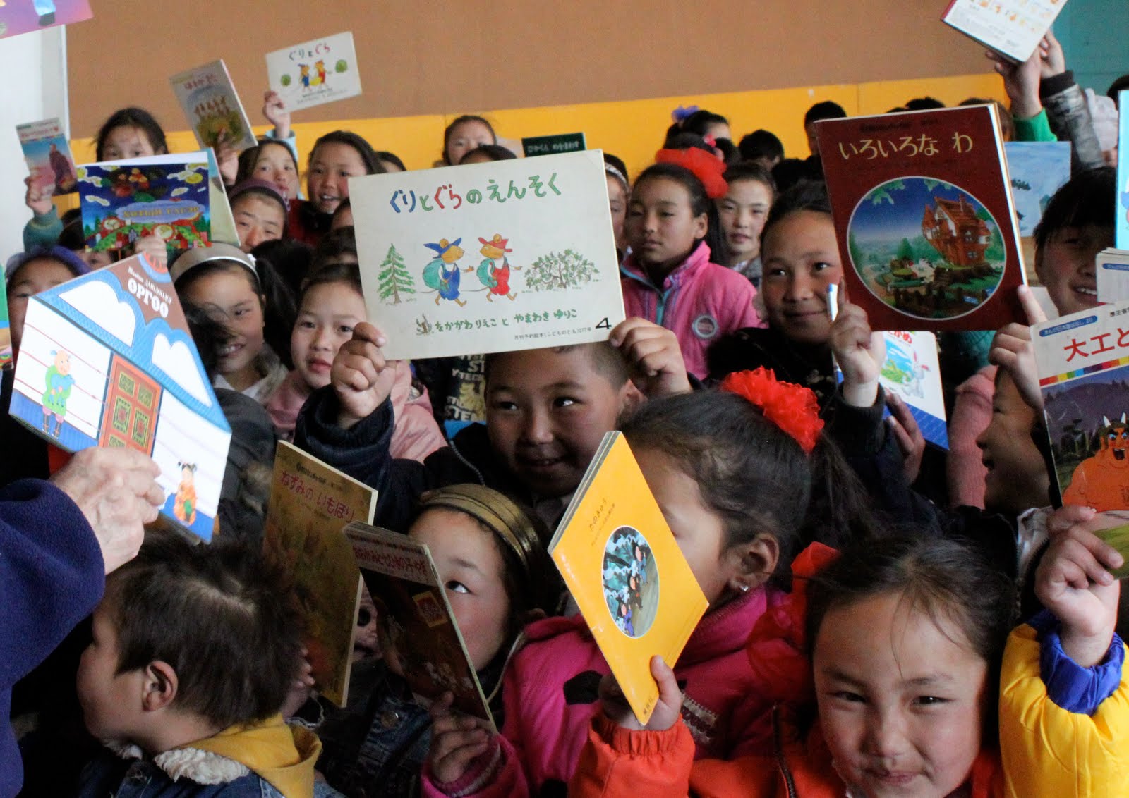 Sharing Books in Mongolia - Margriet Ruurs