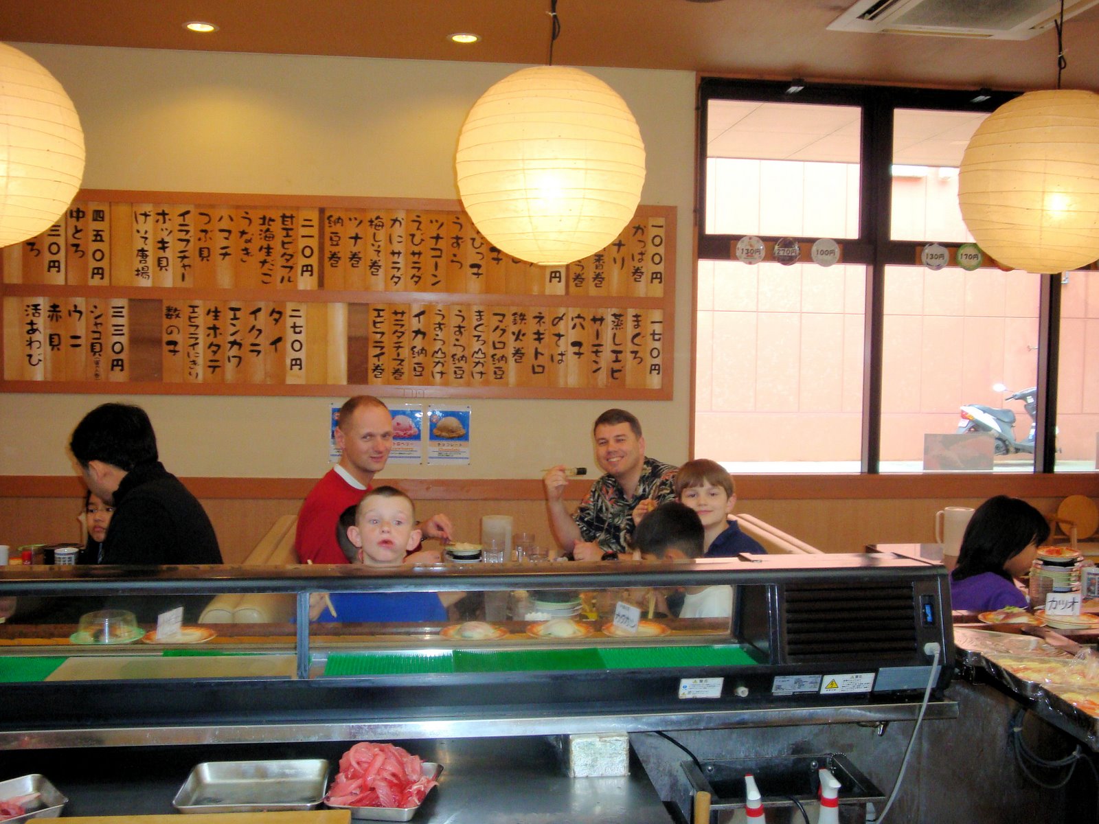[Boys+Sushi+Go+Around+Jan+3+2009.jpg]