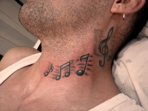 I just love this music note tattoo along the shoulder pure class
