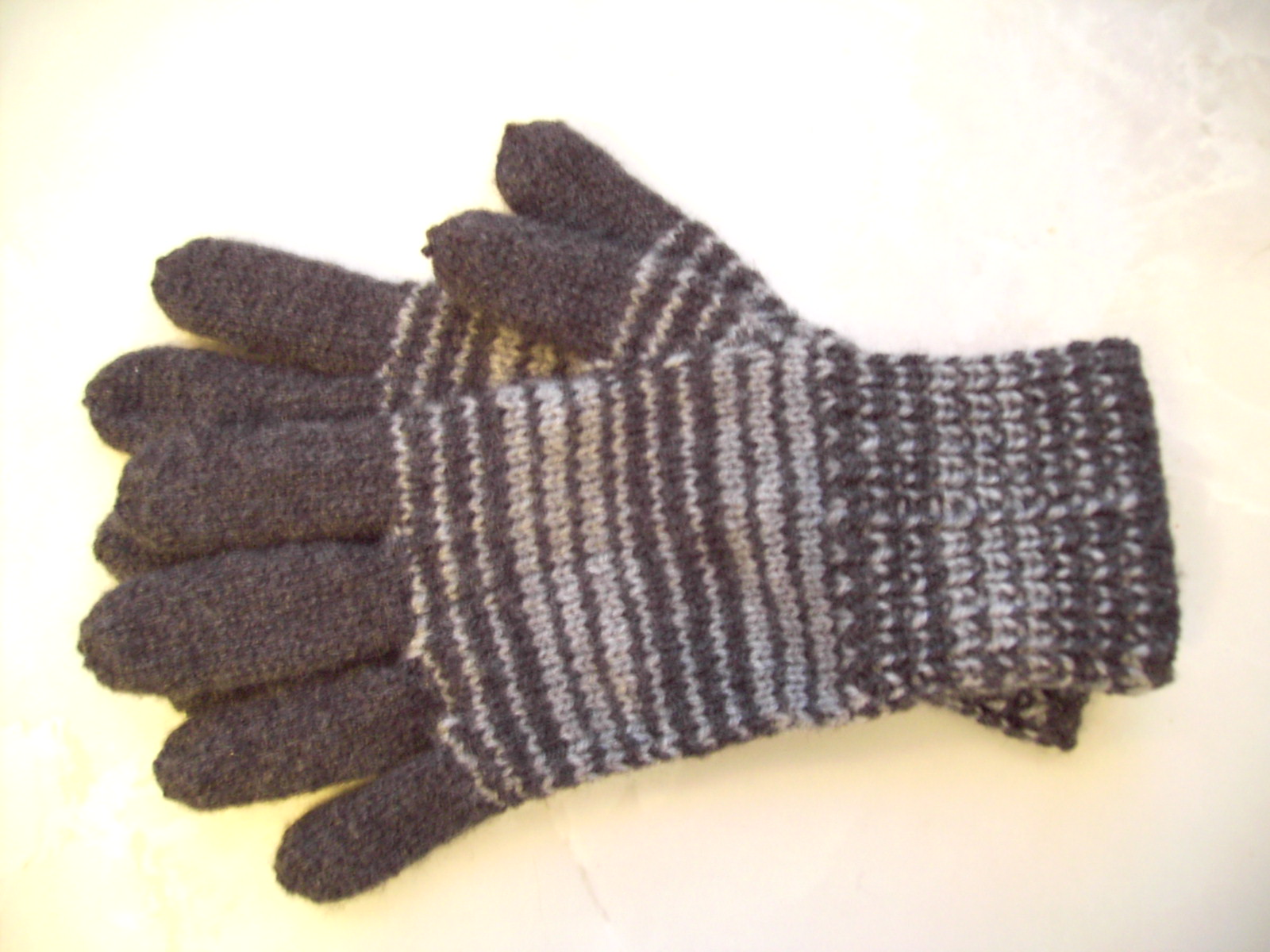 [svartgråa+fingervanta2.JPG]