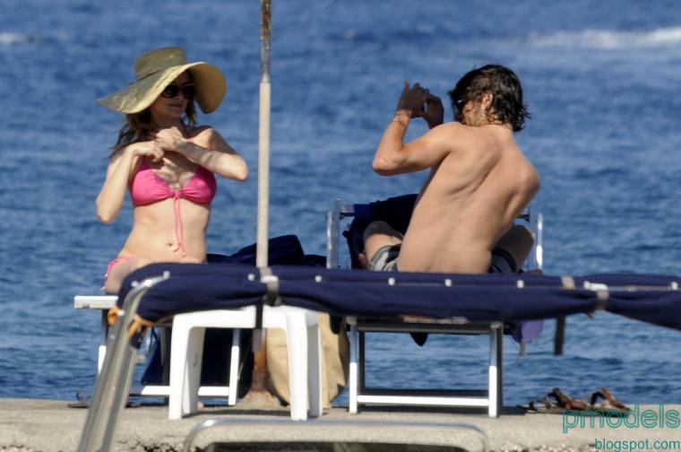 Heather Graham went to Italy on vacation and hit the beach in a nice little