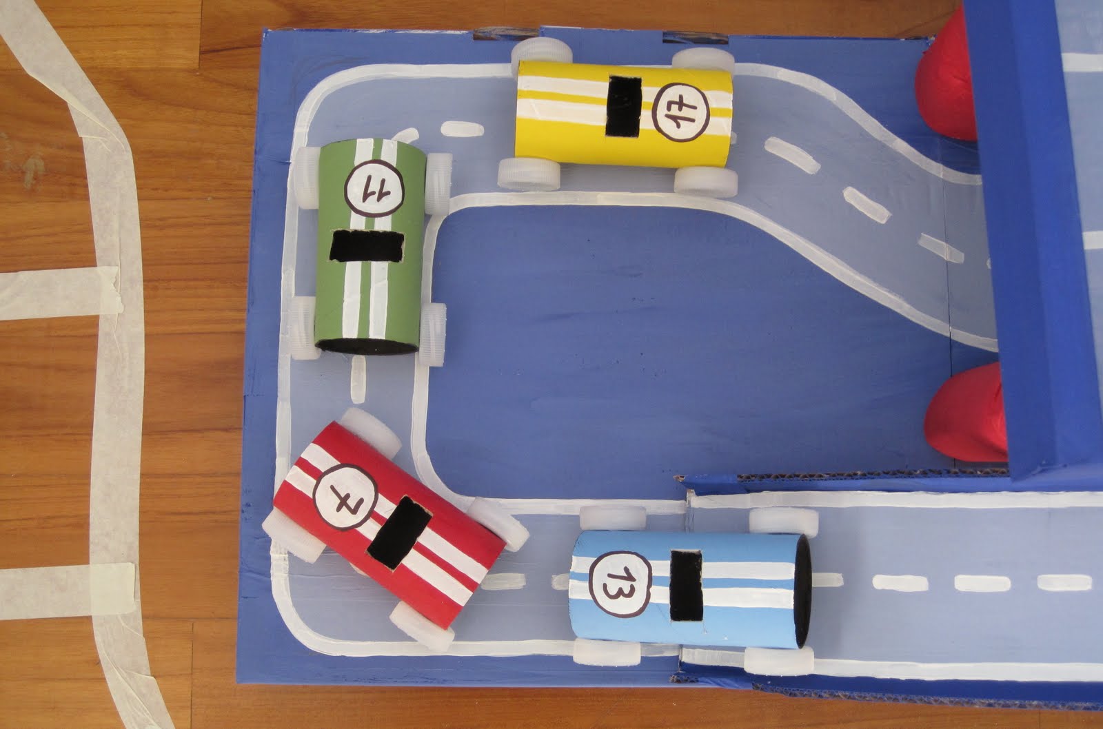 Manumanie kids: parcheggio macchine di cartone