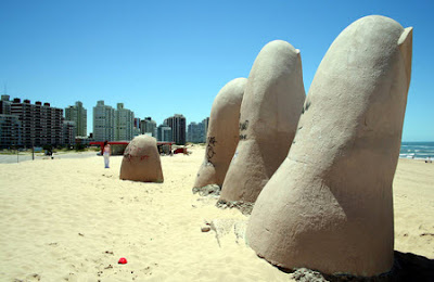 Una mano en las playas de Punta del Este
